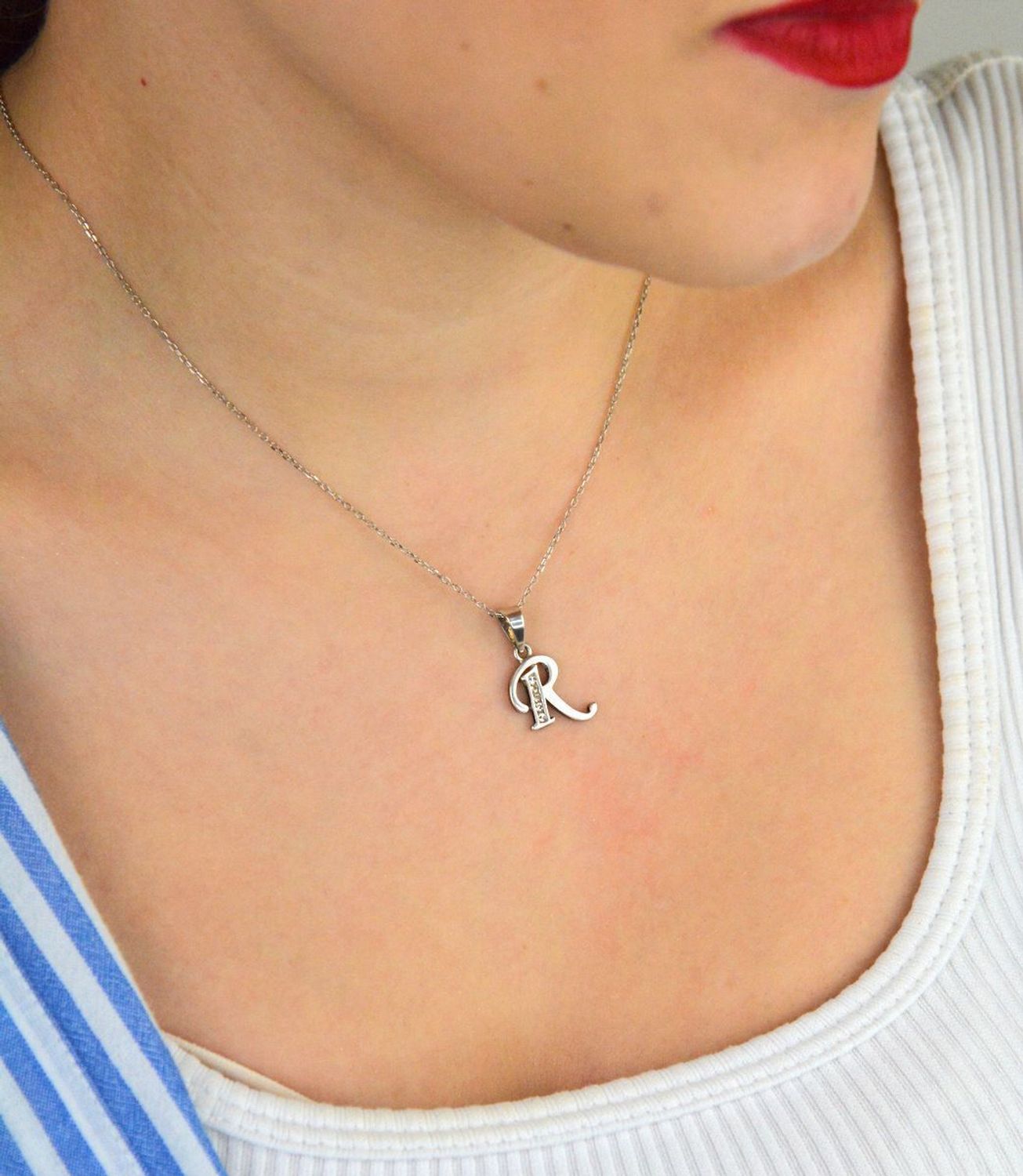 Zawieszka srebrna 925 DIA-ZAW-8748-R-925 – literka R zdobiona cyrkoniami. Wymiary 2,4x1,3 cm, waga 1,10 g. Delikatna i elegancka biżuteria personalizowana.1.jpg