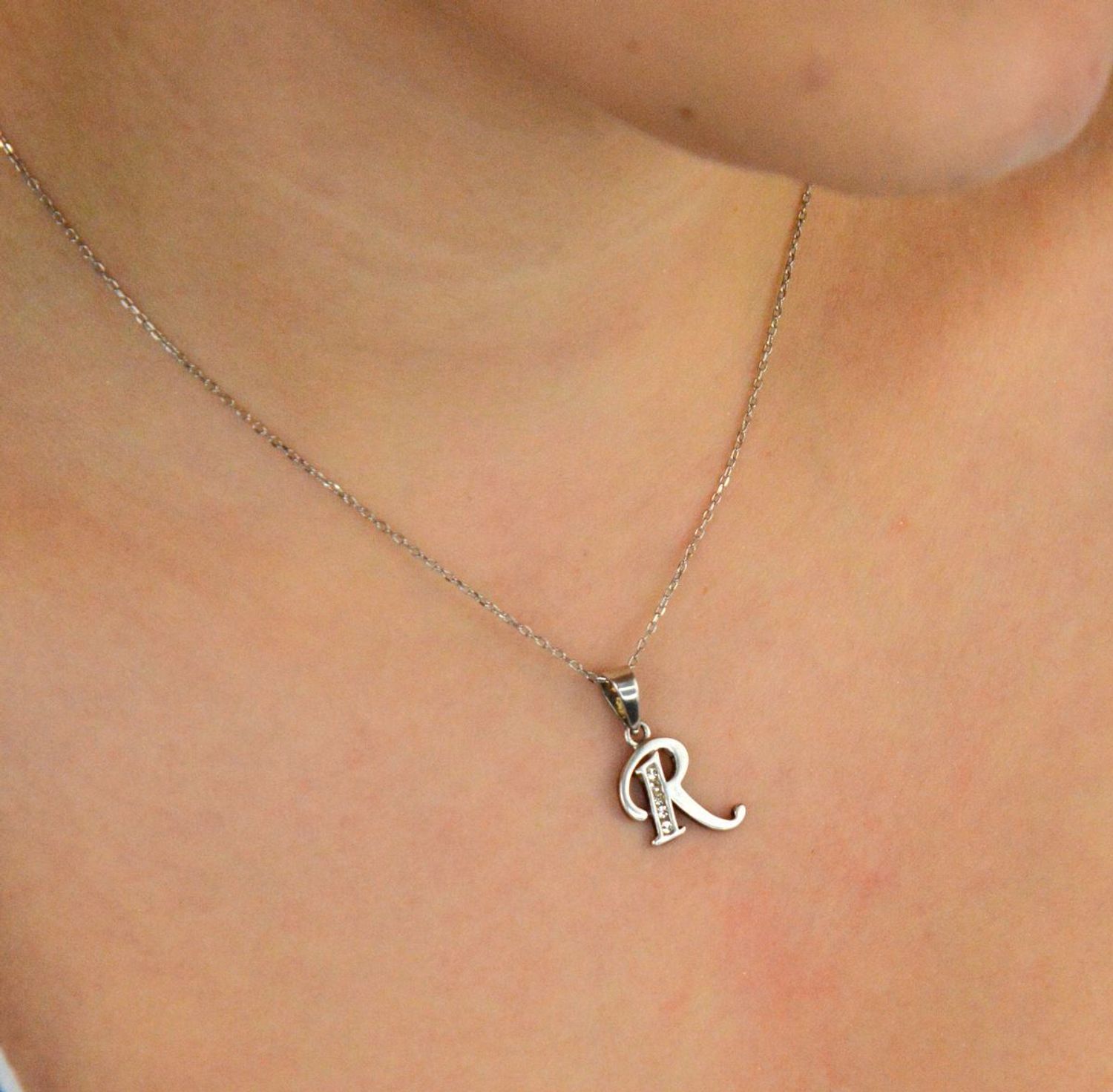 Zawieszka srebrna 925 DIA-ZAW-8748-R-925 – literka R zdobiona cyrkoniami. Wymiary 2,4x1,3 cm, waga 1,10 g. Delikatna i elegancka biżuteria personalizowana.1.jpg