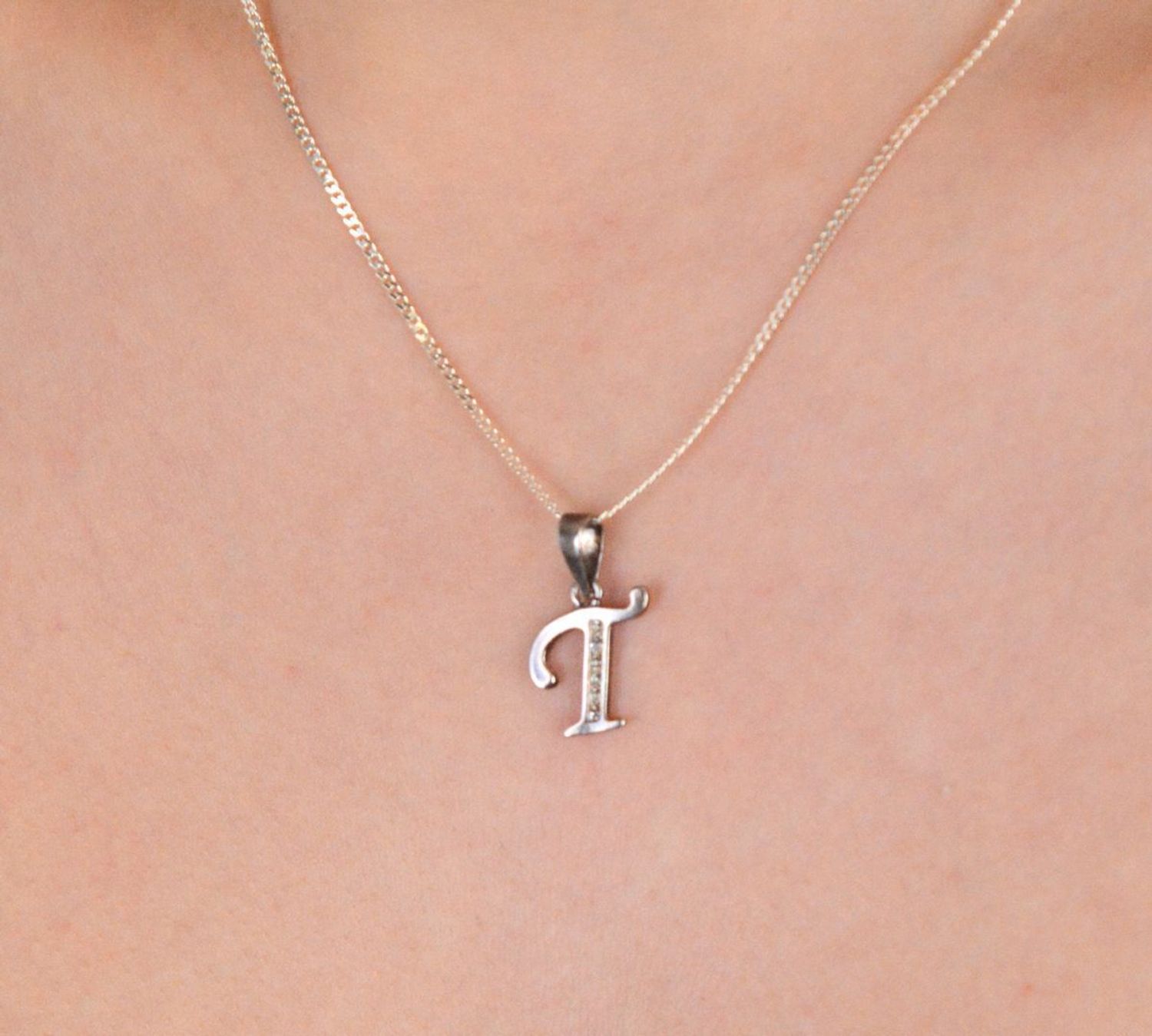Zawieszka srebrna próba 925, literka T zdobiona cyrkoniami DIA-ZAW-8748-T-925 Piękna zawieszka w kształcie literki T, wykonana z najwyższej jakości srebra próby 925 i 1.jpg