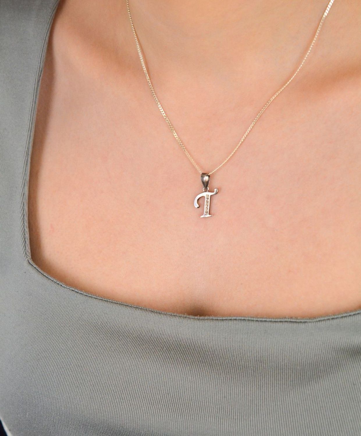 Zawieszka srebrna próba 925, literka T zdobiona cyrkoniami DIA-ZAW-8748-T-925 Piękna zawieszka w kształcie literki T, wykonana z najwyższej jakości srebra próby 925 i 1.jpg