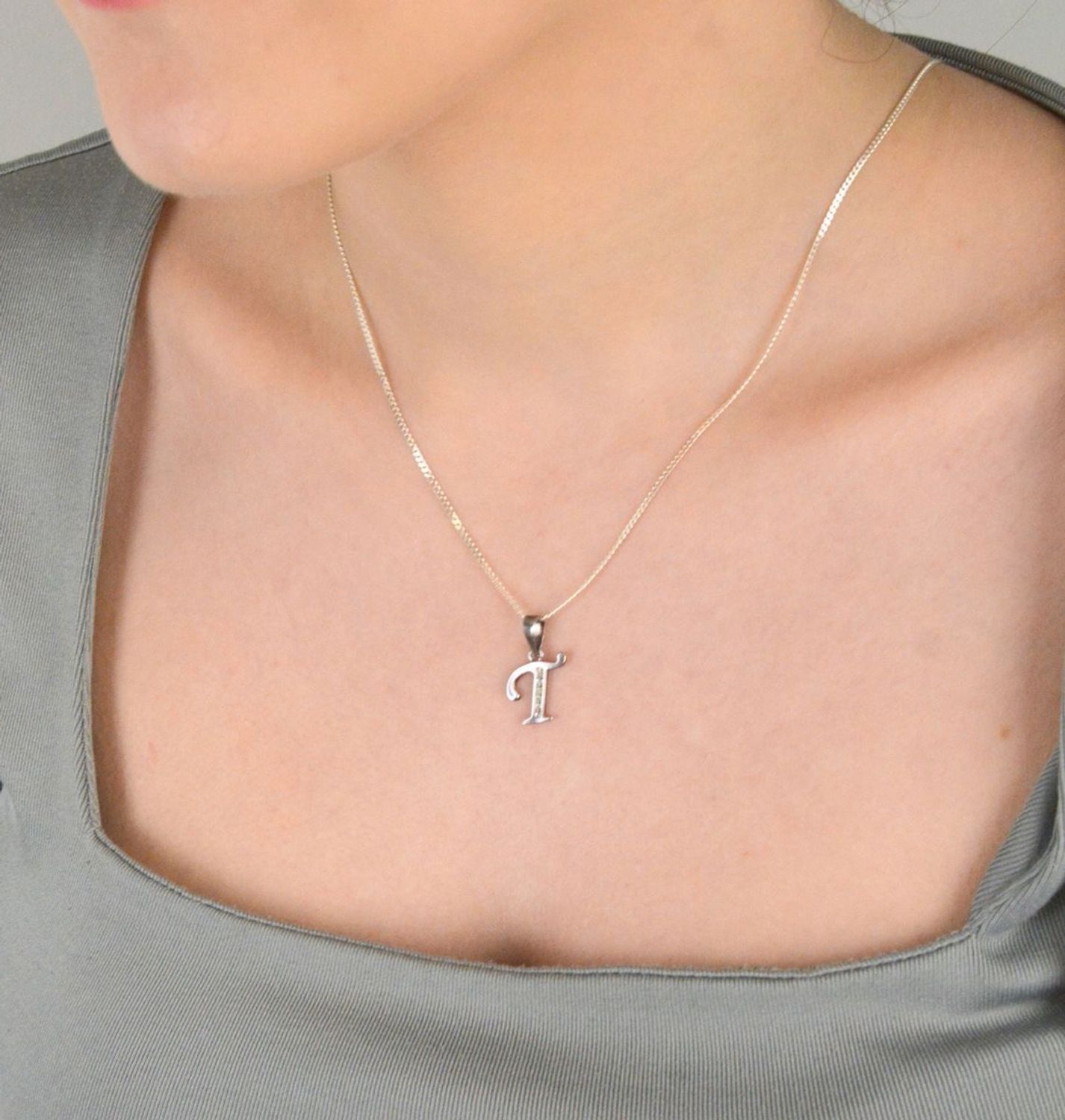 Zawieszka srebrna próba 925, literka T zdobiona cyrkoniami DIA-ZAW-8748-T-925 Piękna zawieszka w kształcie literki T, wykonana z najwyższej jakości srebra próby 925 i 1.jpg