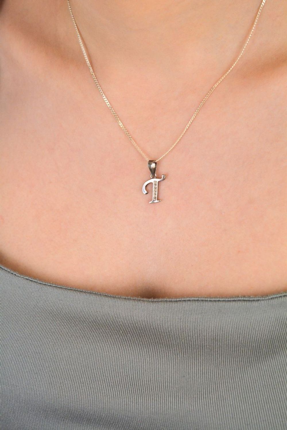 Zawieszka srebrna próba 925, literka T zdobiona cyrkoniami DIA-ZAW-8748-T-925 Piękna zawieszka w kształcie literki T, wykonana z najwyższej jakości srebra próby 925 i 1.jpg
