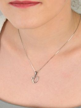 Zawieszka srebrna próba 925, literka U zdobiona cyrkoniami DIA-ZAW-8748-U-925 Elegancka zawieszka w kształcie literki U, wykonana z wysokiej jakości srebra próby 925, zdobiona błyszczącymi cyrkoniami (5).JPG