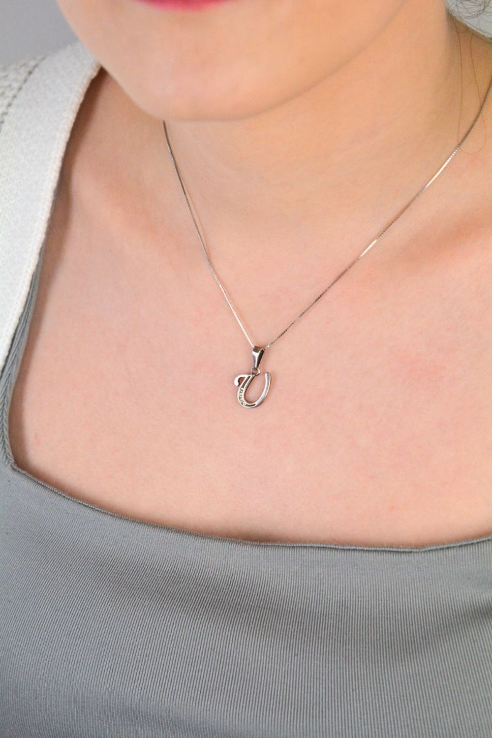 Zawieszka srebrna próba 925, literka U zdobiona cyrkoniami DIA-ZAW-8748-U-925 Elegancka zawieszka w kształcie literki U, wykonana z wysokiej jakości srebra próby 925, zdobiona błyszczącymi 1.jpg