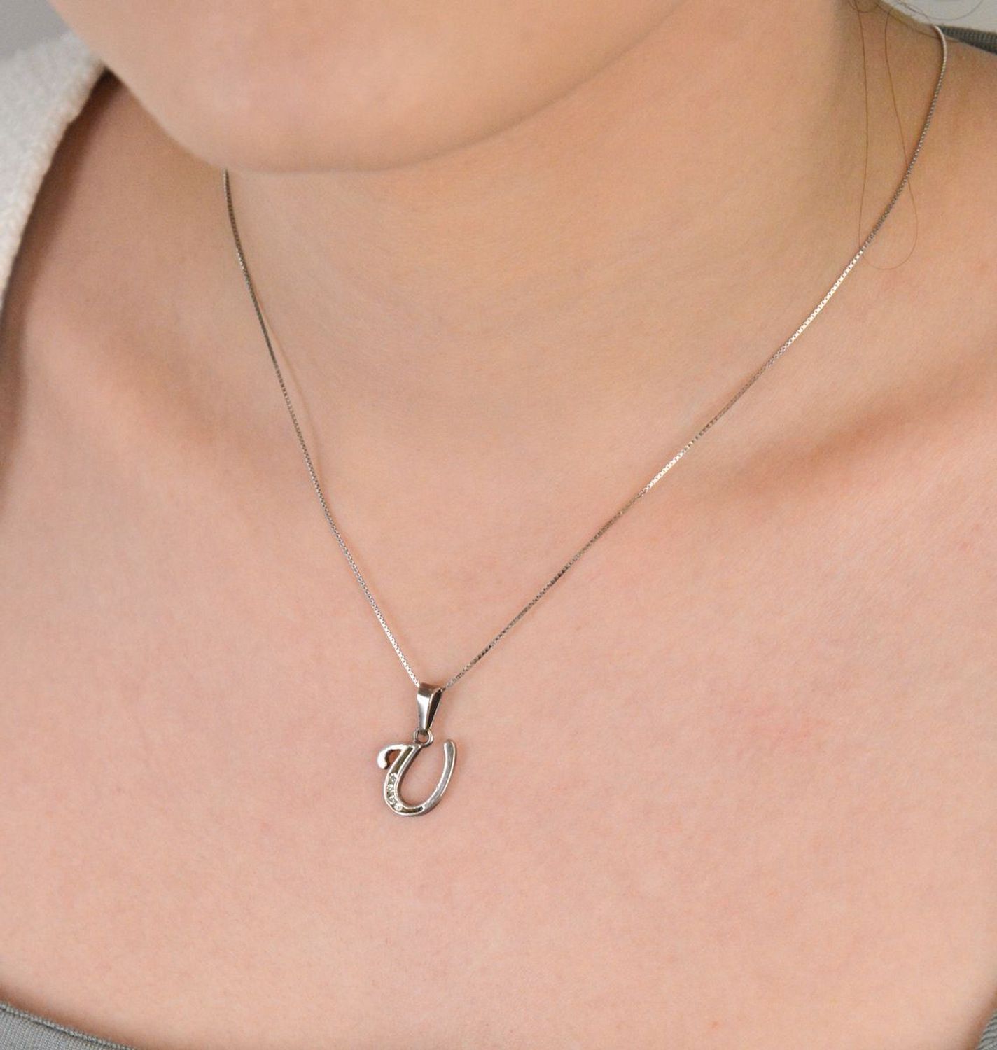 Zawieszka srebrna próba 925, literka U zdobiona cyrkoniami DIA-ZAW-8748-U-925 Elegancka zawieszka w kształcie literki U, wykonana z wysokiej jakości srebra próby 925, zdobiona błyszczącymi 1.jpg