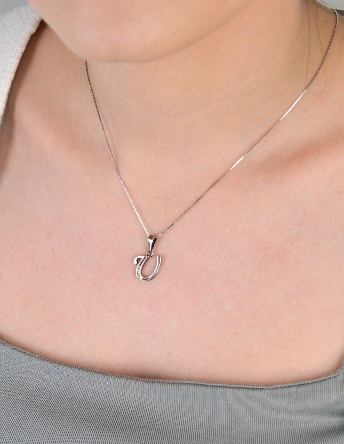 Zawieszka srebrna próba 925, literka U zdobiona cyrkoniami DIA-ZAW-8748-U-925 Elegancka zawieszka w kształcie literki U, wykonana z wysokiej jakości srebra próby 925, zdobiona błyszczącymi 1.jpg