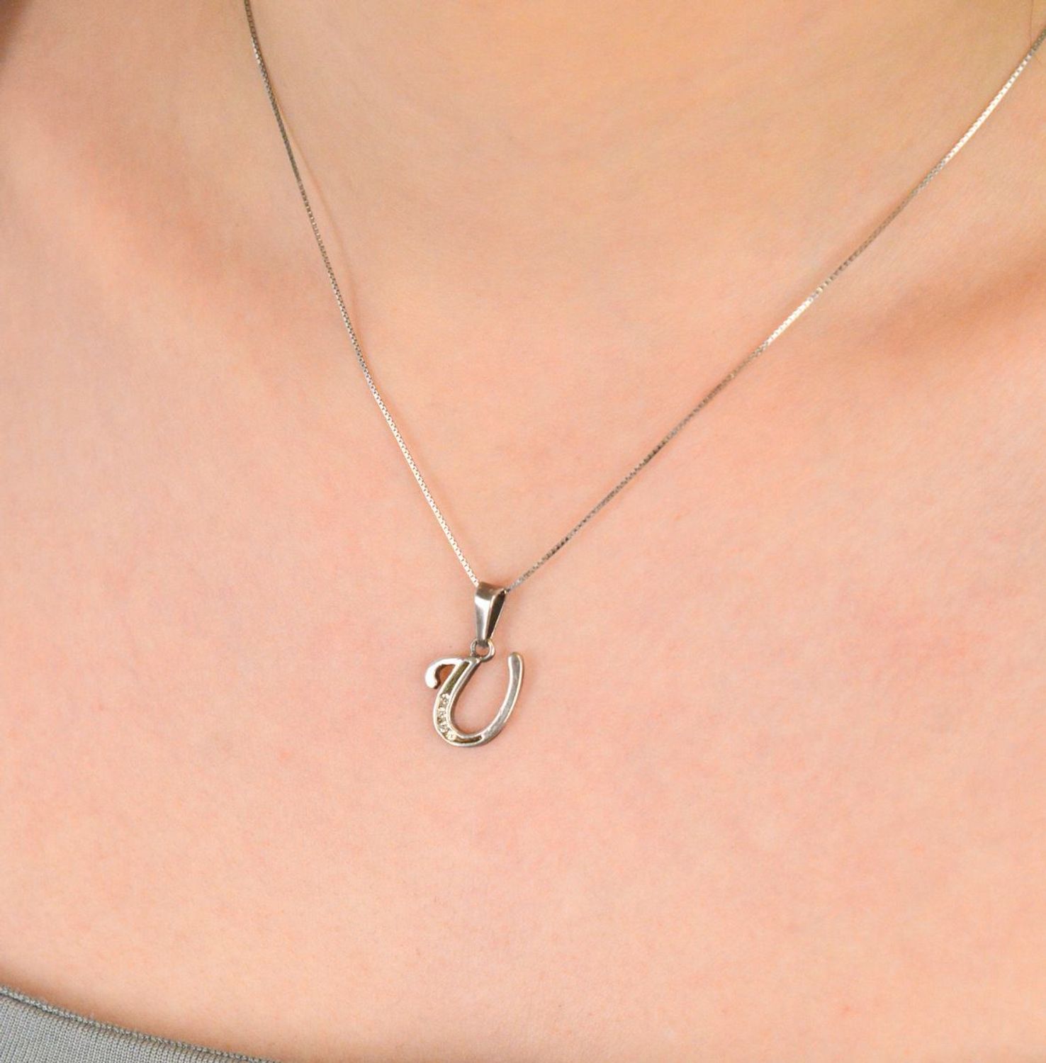 Zawieszka srebrna próba 925, literka U zdobiona cyrkoniami DIA-ZAW-8748-U-925 Elegancka zawieszka w kształcie literki U, wykonana z wysokiej jakości srebra próby 925, zdobiona błyszczącymi 1.jpg