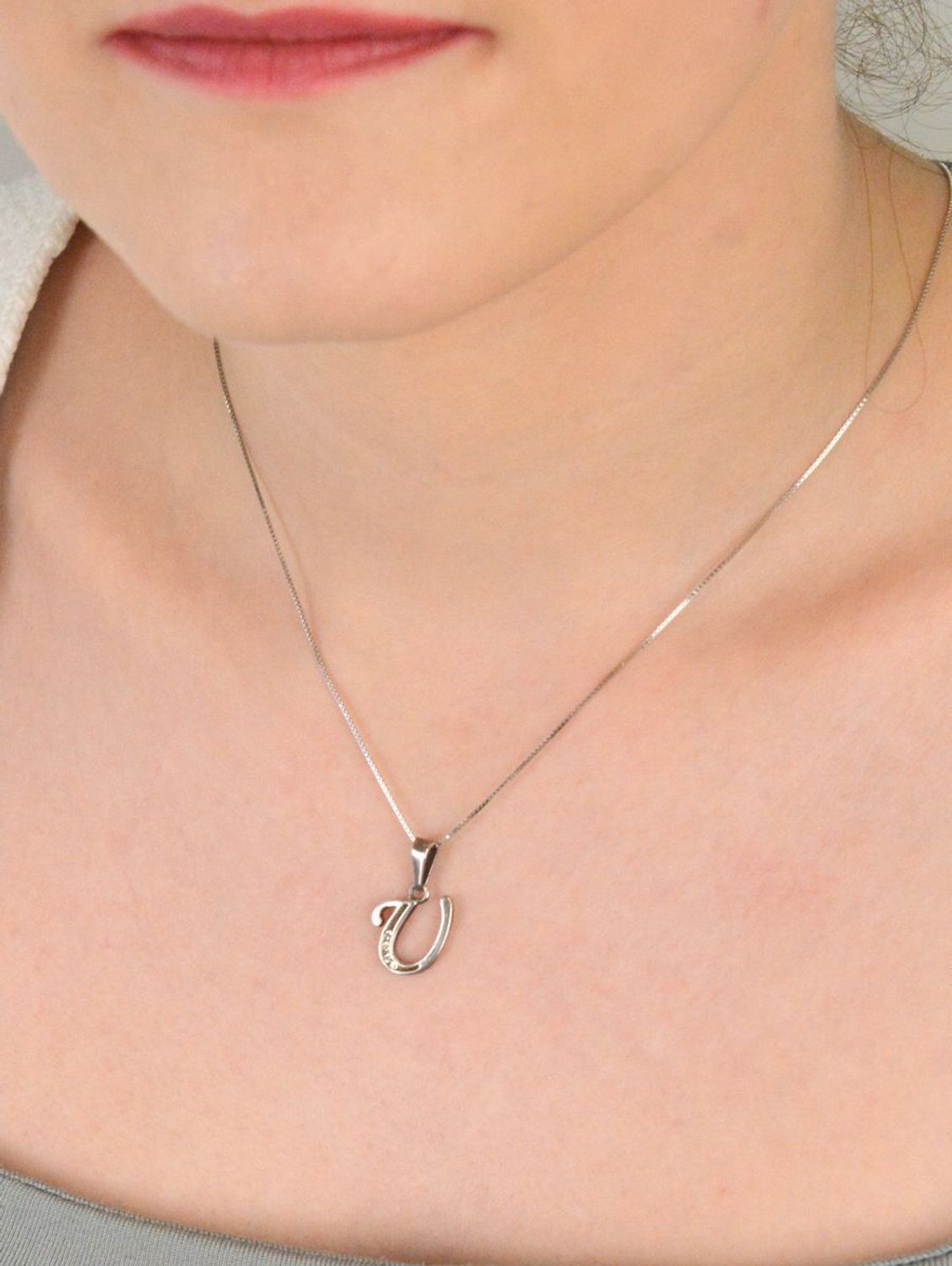 Zawieszka srebrna próba 925, literka U zdobiona cyrkoniami DIA-ZAW-8748-U-925 Elegancka zawieszka w kształcie literki U, wykonana z wysokiej jakości srebra próby 925, zdobiona błyszczącymi 1.jpg