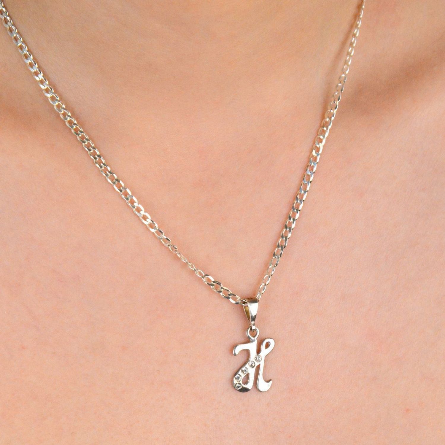 Zawieszka srebrna literka H z cyrkoniami próba 925, DIA-ZAW-8749-H-925 Elegancka zawieszka srebrna w kształcie literki H, ozdobiona delikatnymi cyrkoniami, wykonana z wysokiej jakości srebra 1.jpg