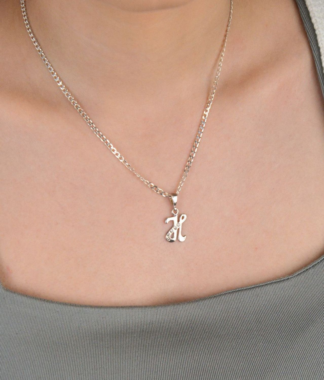 Zawieszka srebrna literka H z cyrkoniami próba 925, DIA-ZAW-8749-H-925 Elegancka zawieszka srebrna w kształcie literki H, ozdobiona delikatnymi cyrkoniami, wykonana z wysokiej jakości srebra 1.jpg