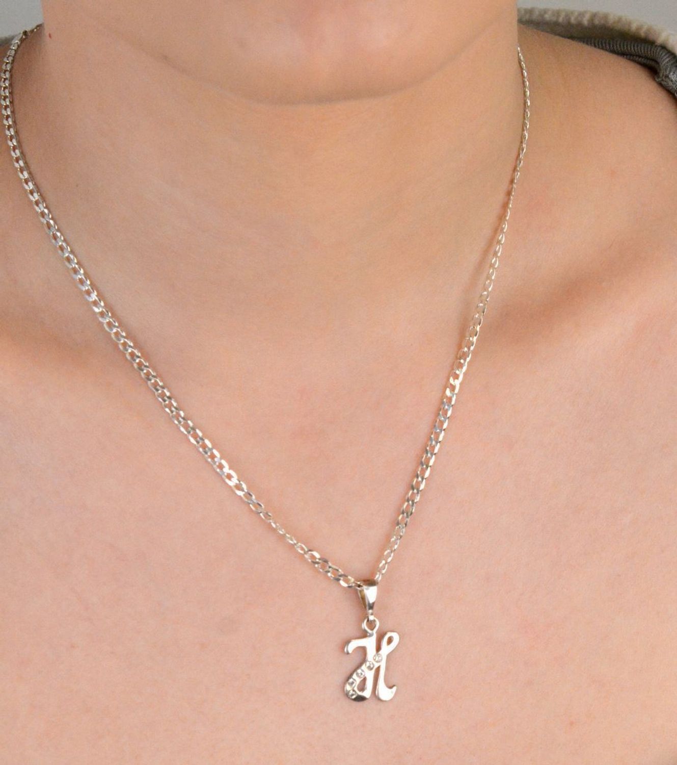 Zawieszka srebrna literka H z cyrkoniami próba 925, DIA-ZAW-8749-H-925 Elegancka zawieszka srebrna w kształcie literki H, ozdobiona delikatnymi cyrkoniami, wykonana z wysokiej jakości srebra 1.jpg