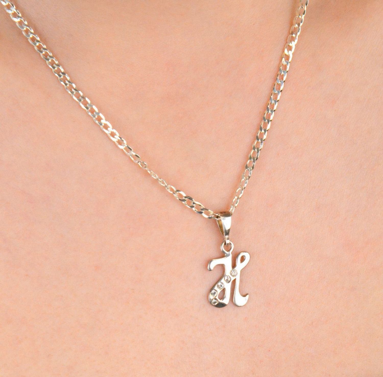 Zawieszka srebrna literka H z cyrkoniami próba 925, DIA-ZAW-8749-H-925 Elegancka zawieszka srebrna w kształcie literki H, ozdobiona delikatnymi cyrkoniami, wykonana z wysokiej jakości srebra 1.jpg