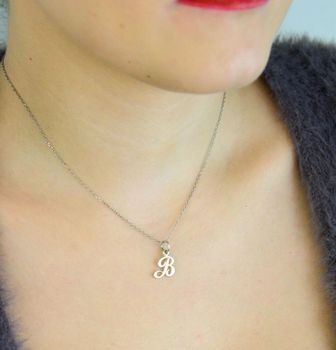 Srebrna zawieszka z literką B 925 DIA-ZAW-8750-B-925 Delikatna i stylowa zawieszka srebrna w kształcie wielkiej, pisanej litery „B”, wykonana z wysokiej jakości srebra próby 925 (1).JPG