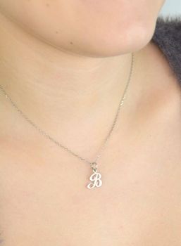 Srebrna zawieszka z literką B 925 DIA-ZAW-8750-B-925 Delikatna i stylowa zawieszka srebrna w kształcie wielkiej, pisanej litery „B”, wykonana z wysokiej jakości srebra próby 925 (2).JPG