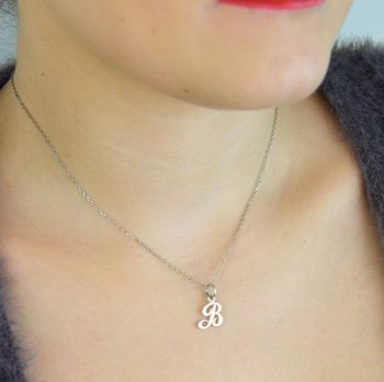 Srebrna zawieszka z literką B 925 DIA-ZAW-8750-B-925 Delikatna i stylowa zawieszka srebrna w kształcie wielkiej, pisanej litery „B”, wykonana z wysokiej jakości srebra próby 925 (5).JPG