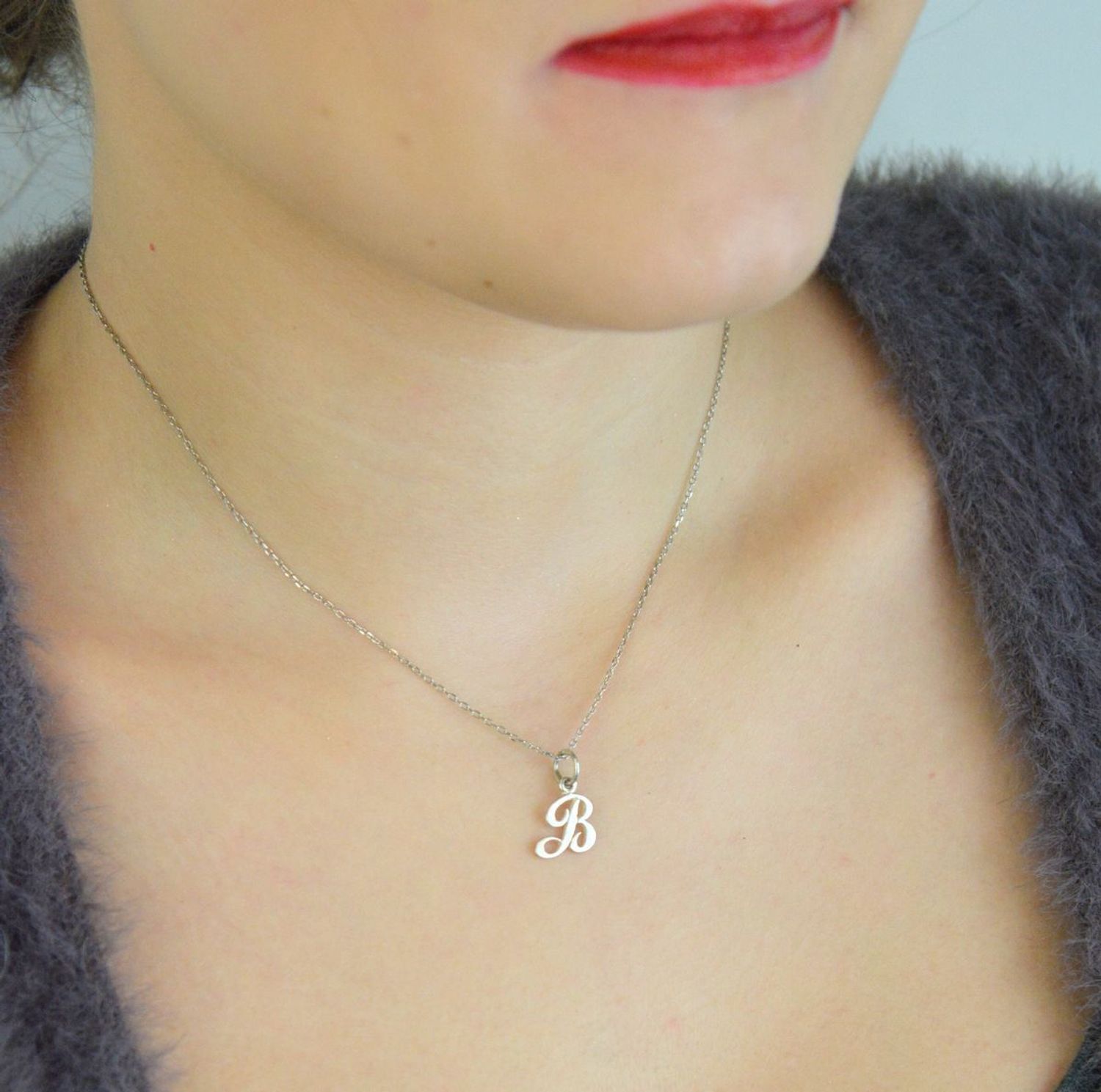 Srebrna zawieszka z literką B 925 DIA-ZAW-8750-B-925 Delikatna i stylowa zawieszka srebrna w kształcie wielkiej, pisanej litery „B”, wykonana z wysokiej jakości srebra próby 925. 1.jpg