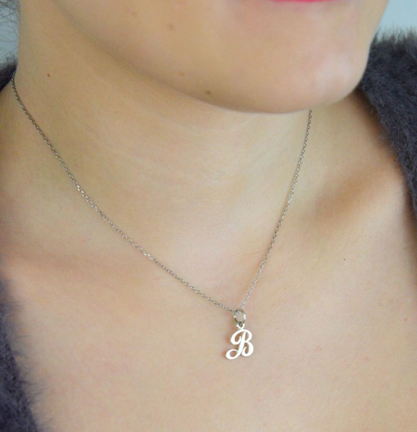 Srebrna zawieszka z literką B 925 DIA-ZAW-8750-B-925 Delikatna i stylowa zawieszka srebrna w kształcie wielkiej, pisanej litery „B”, wykonana z wysokiej jakości srebra próby 925. 1.jpg