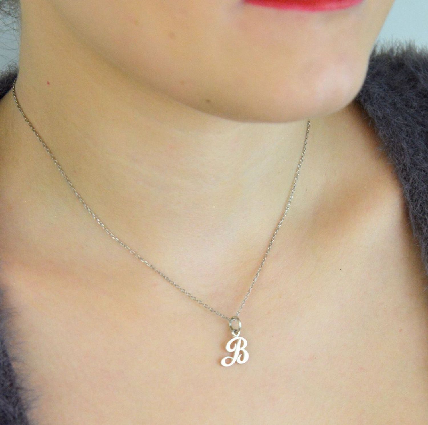 Srebrna zawieszka z literką B 925 DIA-ZAW-8750-B-925 Delikatna i stylowa zawieszka srebrna w kształcie wielkiej, pisanej litery „B”, wykonana z wysokiej jakości srebra próby 925. 1.jpg