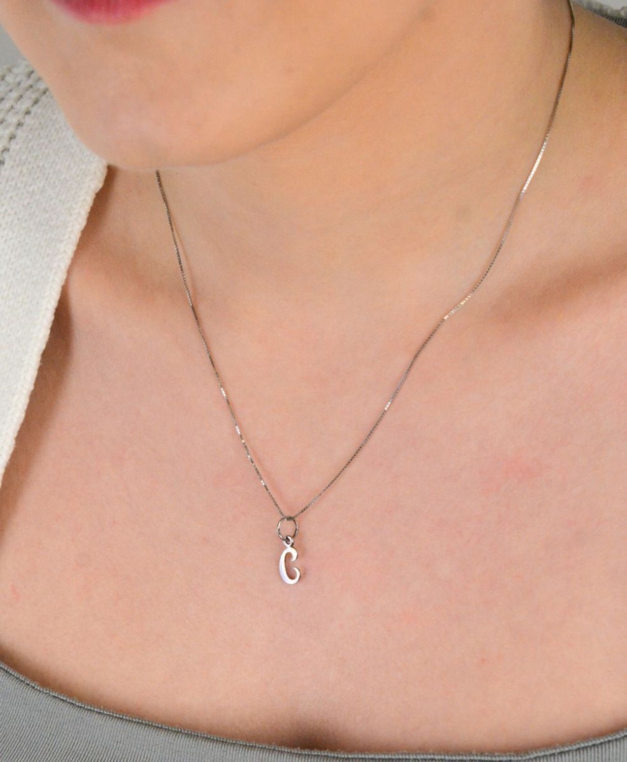 Zawieszka srebrna próba 925 literka C, DIA-ZAW-8750-C-925 Zawieszka srebrna w kształcie literki „C” to uroczy i elegancki dodatek wykonany z wysokiej jakości srebra próby 925. 1.jpg