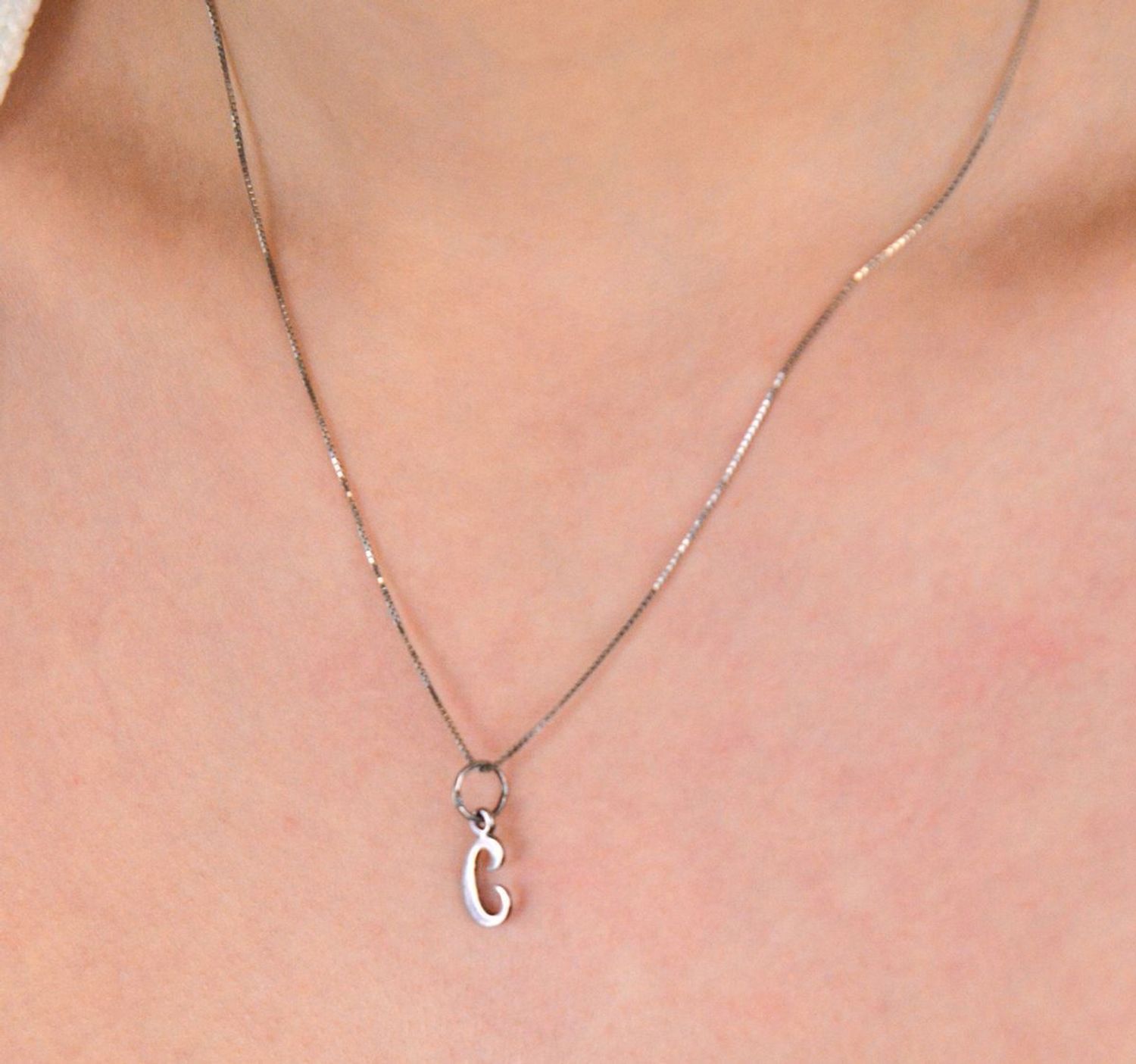 Zawieszka srebrna próba 925 literka C, DIA-ZAW-8750-C-925 Zawieszka srebrna w kształcie literki „C” to uroczy i elegancki dodatek wykonany z wysokiej jakości srebra próby 925. 1.jpg