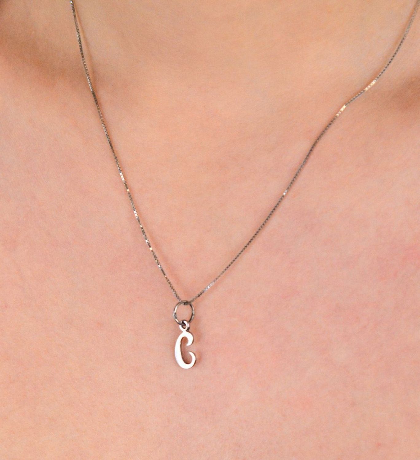 Zawieszka srebrna próba 925 literka C, DIA-ZAW-8750-C-925 Zawieszka srebrna w kształcie literki „C” to uroczy i elegancki dodatek wykonany z wysokiej jakości srebra próby 925. 1.jpg