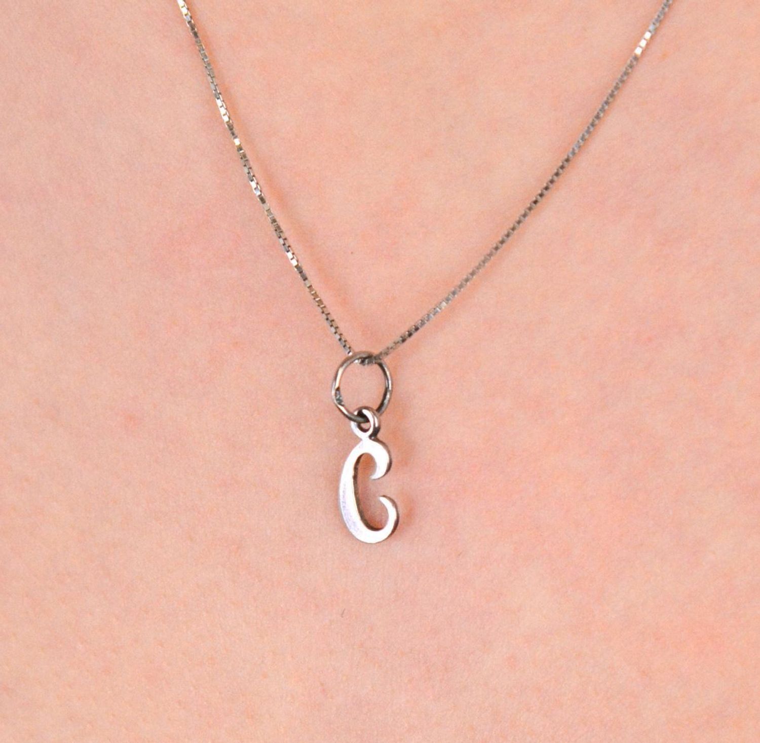 Zawieszka srebrna próba 925 literka C, DIA-ZAW-8750-C-925 Zawieszka srebrna w kształcie literki „C” to uroczy i elegancki dodatek wykonany z wysokiej jakości srebra próby 925. 1.jpg