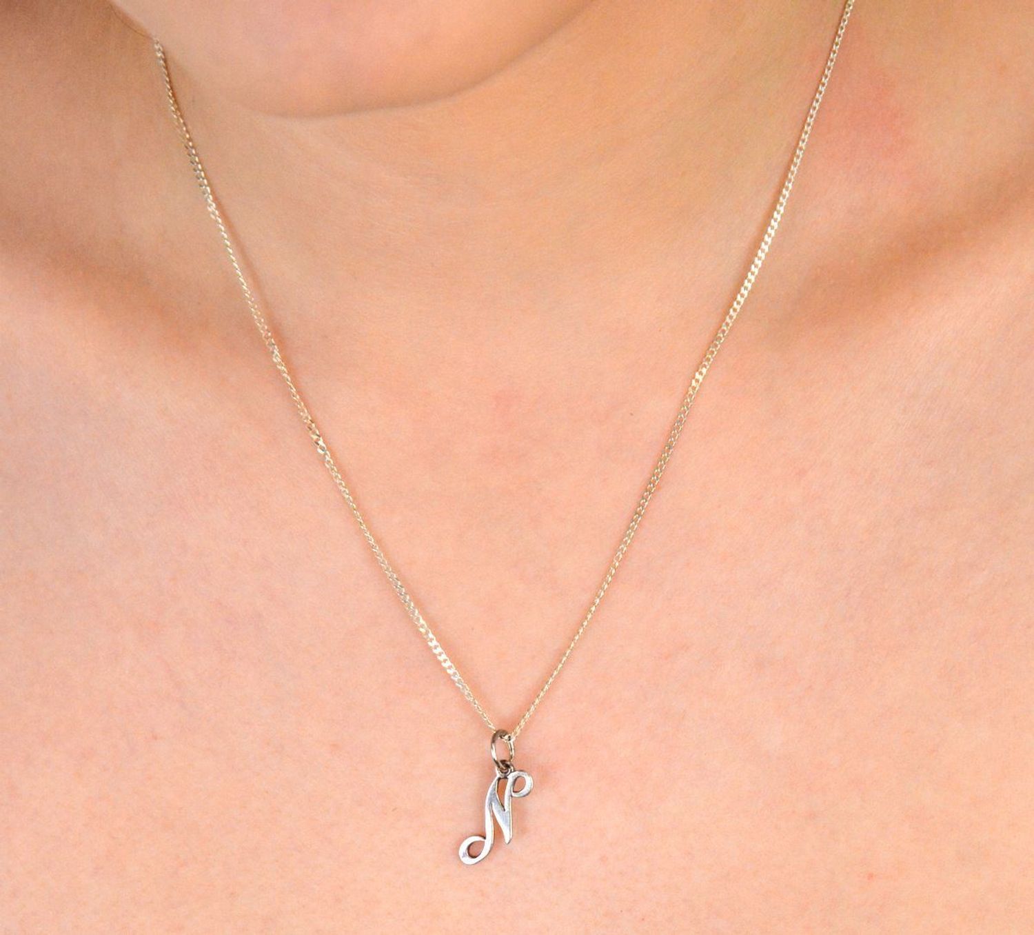 Zawieszka literka N srebrna próba 925, DIA-ZAW-8750-N-925 Subtelna i elegancka zawieszka w kształcie literki N, wykonana z wysokiej jakości srebra próby 925. 1.jpg