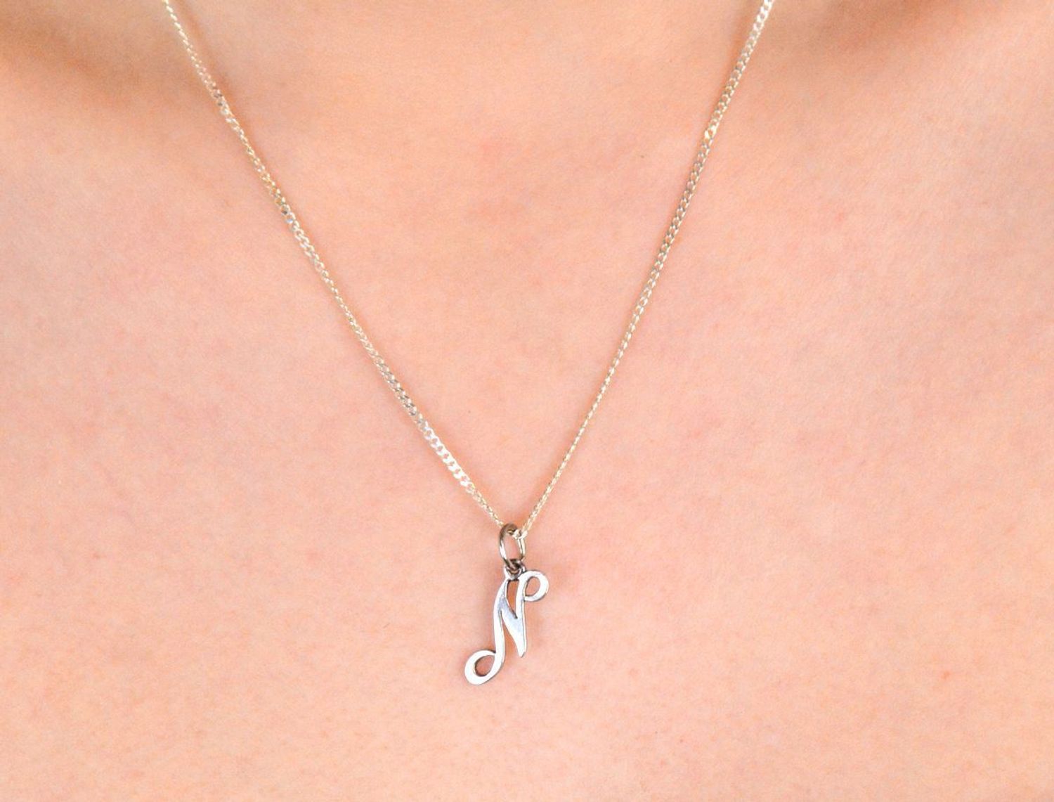 Zawieszka literka N srebrna próba 925, DIA-ZAW-8750-N-925 Subtelna i elegancka zawieszka w kształcie literki N, wykonana z wysokiej jakości srebra próby 925. 1.jpg