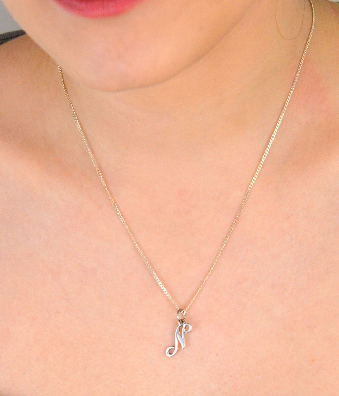Zawieszka literka N srebrna próba 925, DIA-ZAW-8750-N-925 Subtelna i elegancka zawieszka w kształcie literki N, wykonana z wysokiej jakości srebra próby 925. 1.jpg
