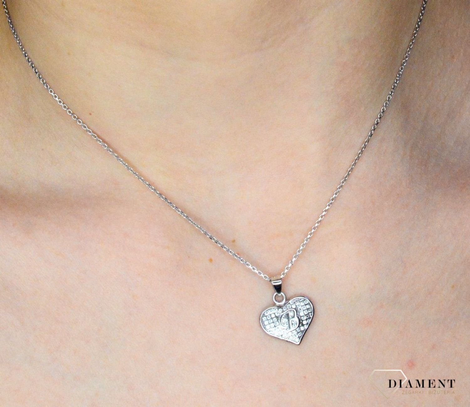 Srebrna zawieszka literka B w serduszku z cyrkoniami DIA-ZAW-8752-B-925. Zawieszka w kształcie serduszka z literką B w środku wykonana z najwyższej próby srebra. Srebrna zawieszka w kształcie serca wykonana została w próby 92.jpg