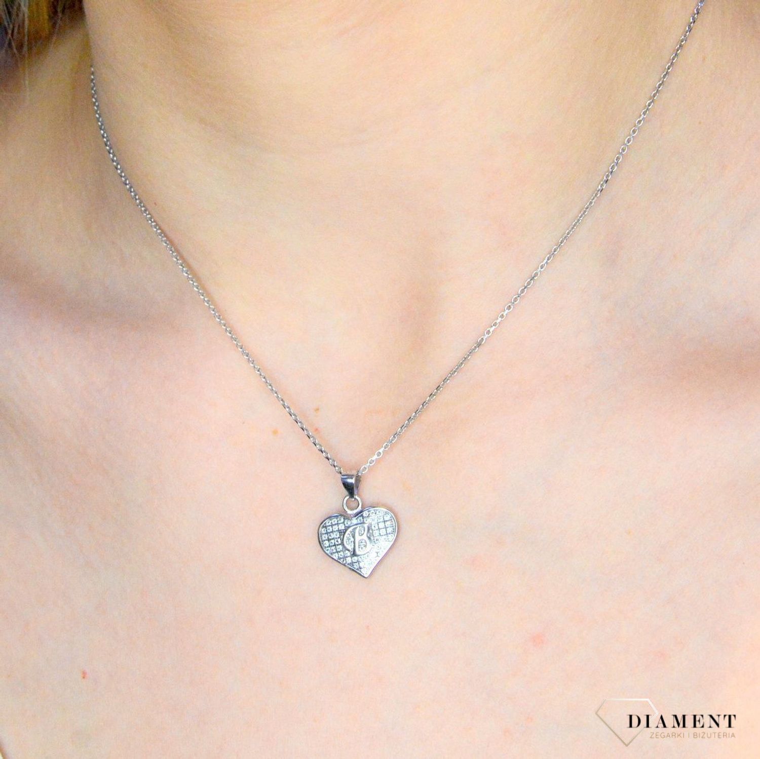 Srebrna zawieszka literka B w serduszku z cyrkoniami DIA-ZAW-8752-B-925. Zawieszka w kształcie serduszka z literką B w środku wykonana z najwyższej próby srebra. Srebrna zawieszka w kształcie serca wykonana została w próby 92.jpg