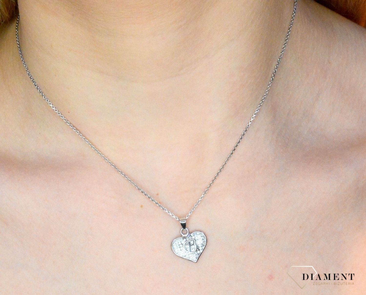 Srebrna zawieszka literka B w serduszku z cyrkoniami DIA-ZAW-8752-B-925. Zawieszka w kształcie serduszka z literką B w środku wykonana z najwyższej próby srebra. Srebrna zawieszka w kształcie serca wykonana została w próby 92.jpg