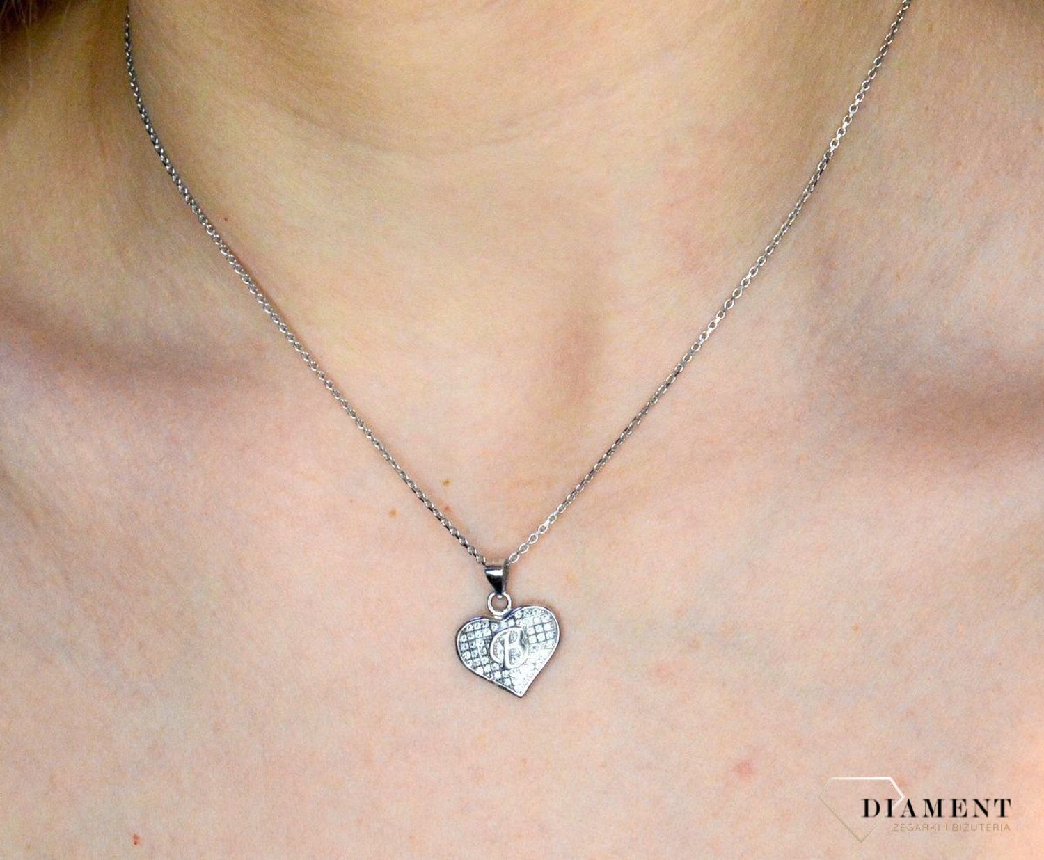 Srebrna zawieszka literka B w serduszku z cyrkoniami DIA-ZAW-8752-B-925. Zawieszka w kształcie serduszka z literką B w środku wykonana z najwyższej próby srebra. Srebrna zawieszka w kształcie serca wykonana została w próby 92.jpg