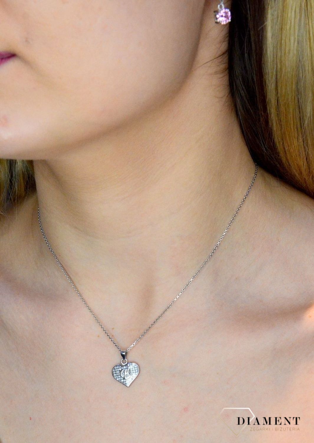 Srebrna zawieszka literka B w serduszku z cyrkoniami DIA-ZAW-8752-B-925. Zawieszka w kształcie serduszka z literką B w środku wykonana z najwyższej próby srebra. Srebrna zawieszka w kształcie serca wykonana została w próby 92.jpg