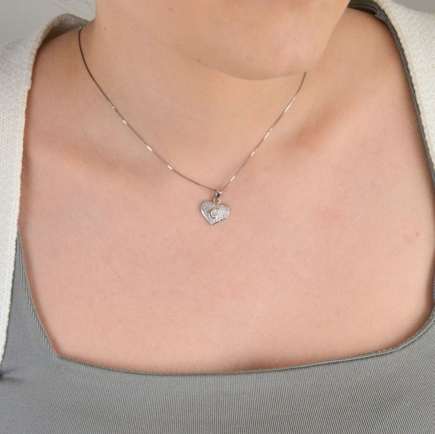 Zawieszka Literka C serduszko z cyrkoniami próba 925, DIA-ZAW-8752-C-925 Zawieszka w kształcie serduszka z literką „C” wypełnioną cyrkoniami to subtelna i elegancka biżuteria wykonana 1.jpg