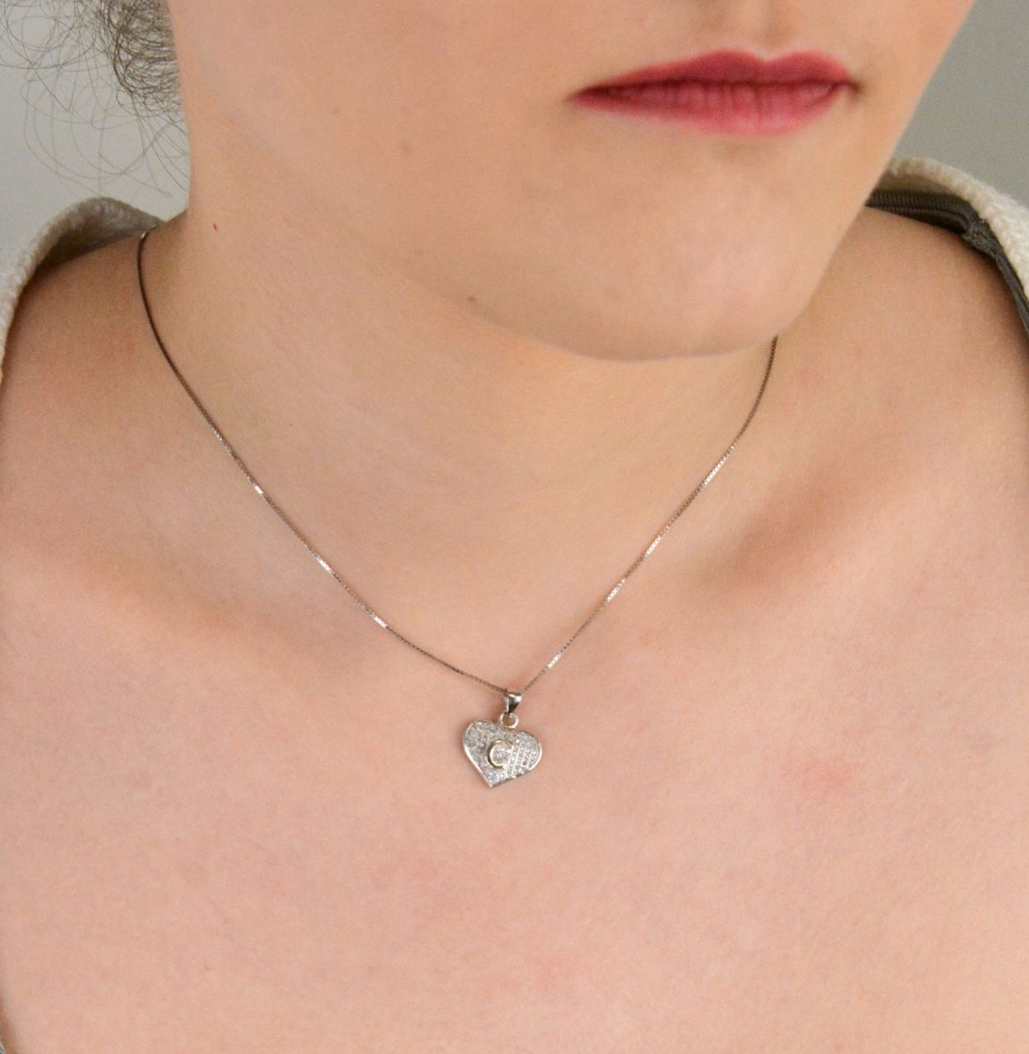 Zawieszka Literka C serduszko z cyrkoniami próba 925, DIA-ZAW-8752-C-925 Zawieszka w kształcie serduszka z literką „C” wypełnioną cyrkoniami to subtelna i elegancka biżuteria wykonana 1.jpg