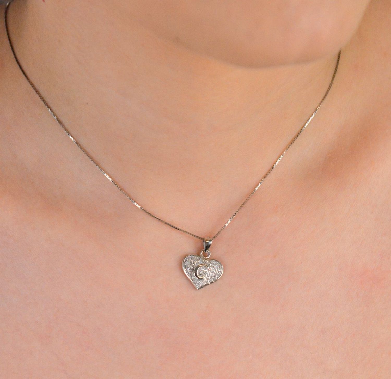 Zawieszka Literka C serduszko z cyrkoniami próba 925, DIA-ZAW-8752-C-925 Zawieszka w kształcie serduszka z literką „C” wypełnioną cyrkoniami to subtelna i elegancka biżuteria wykonana 1.jpg