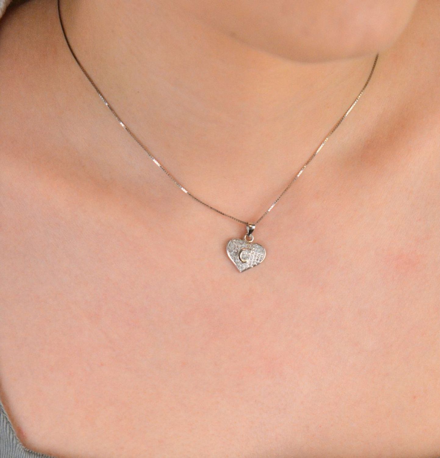 Zawieszka Literka C serduszko z cyrkoniami próba 925, DIA-ZAW-8752-C-925 Zawieszka w kształcie serduszka z literką „C” wypełnioną cyrkoniami to subtelna i elegancka biżuteria wykonana 1.jpg