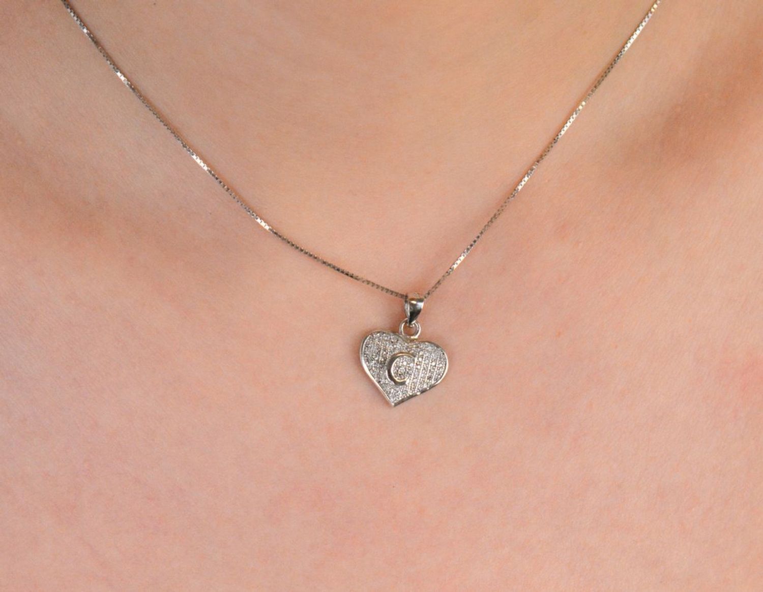 Zawieszka Literka C serduszko z cyrkoniami próba 925, DIA-ZAW-8752-C-925 Zawieszka w kształcie serduszka z literką „C” wypełnioną cyrkoniami to subtelna i elegancka biżuteria wykonana 1.jpg