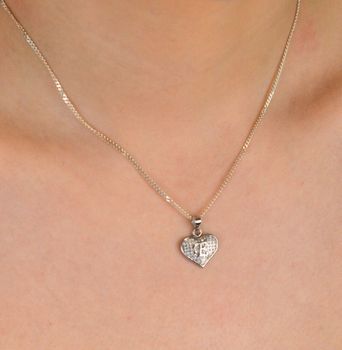 Zawieszka srebrna Literka  E w serduszku z cyrkoniami próba 925, DIA-ZAW-8752-E-925 Osobista i pełna uroku – srebrna zawieszka z literką „E” w sercu to subtelna biżuteria, która łączy symbol emocji  (3).JPG