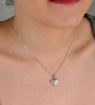 Zawieszka srebrna Literka  E w serduszku z cyrkoniami próba 925, DIA-ZAW-8752-E-925 Osobista i pełna uroku – srebrna zawieszka z literką „E” w sercu to subtelna biżuteria, która łączy symbol emocji .JPG