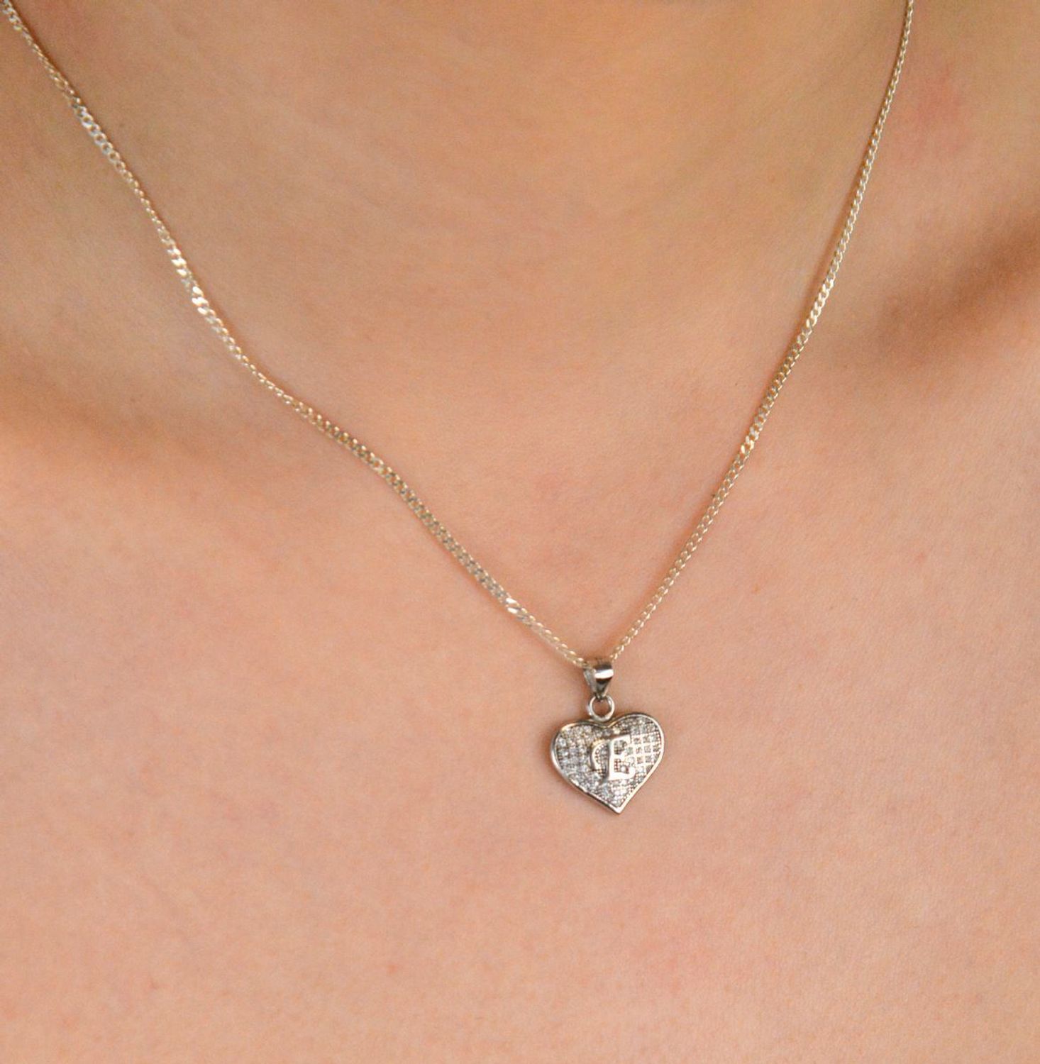 Zawieszka srebrna Literka  E w serduszku z cyrkoniami próba 925, DIA-ZAW-8752-E-925 Osobista i pełna uroku – srebrna zawieszka z literką „E” w sercu to subtelna biżuteria, która łączy symbol 1.jpg