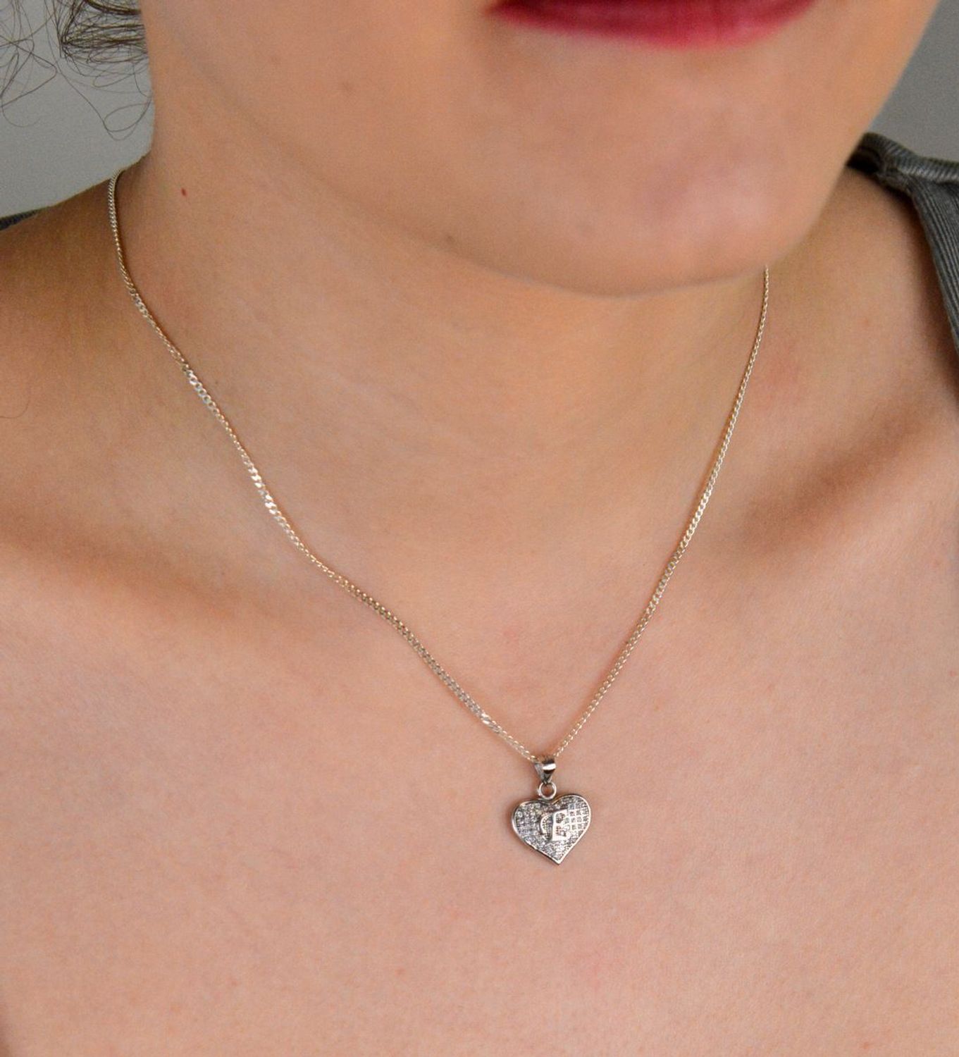 Zawieszka srebrna Literka  E w serduszku z cyrkoniami próba 925, DIA-ZAW-8752-E-925 Osobista i pełna uroku – srebrna zawieszka z literką „E” w sercu to subtelna biżuteria, która łączy symbol 1.jpg