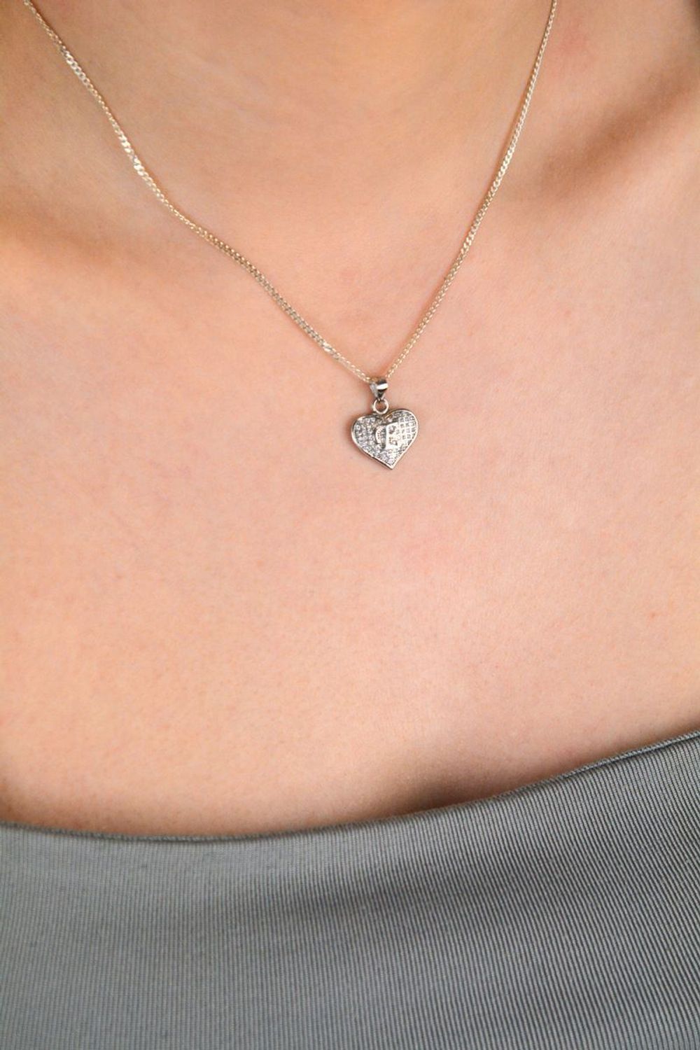 Zawieszka srebrna Literka  E w serduszku z cyrkoniami próba 925, DIA-ZAW-8752-E-925 Osobista i pełna uroku – srebrna zawieszka z literką „E” w sercu to subtelna biżuteria, która łączy symbol 1.jpg