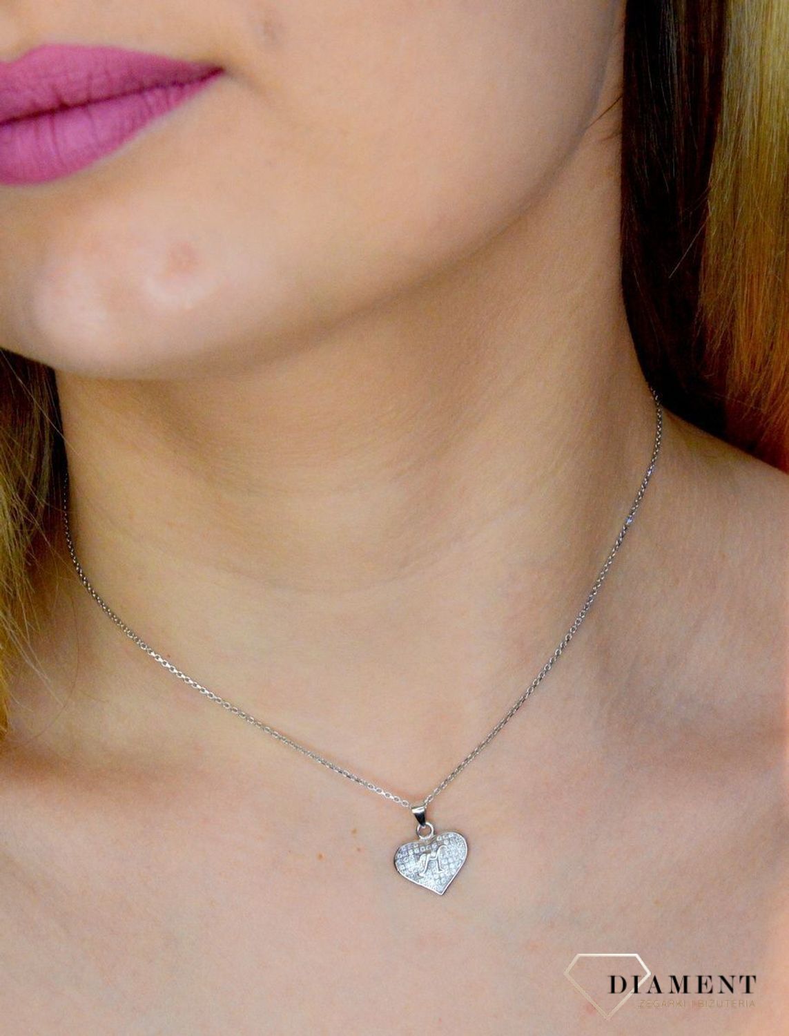 Srebrna zawieszka literka H w serduszku z cyrkoniami DIA-ZAW-8752-H-925.  Zawieszka w kształcie serduszka z literką H w środku wykonana z najwyższej próby srebra. Srebrna zawieszka w kształcie serca wykonana została w próby 92.jpg