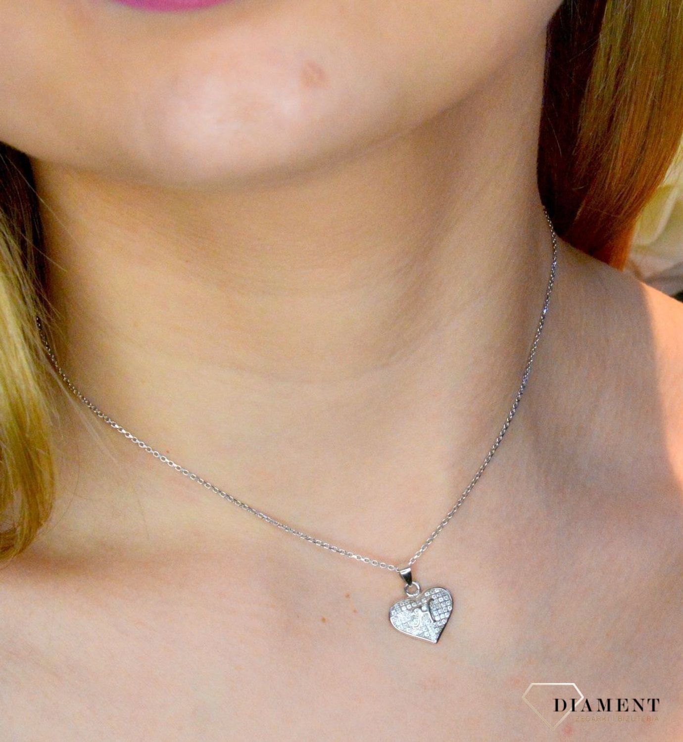 Srebrna zawieszka literka H w serduszku z cyrkoniami DIA-ZAW-8752-H-925.  Zawieszka w kształcie serduszka z literką H w środku wykonana z najwyższej próby srebra. Srebrna zawieszka w kształcie serca wykonana została w próby 92.jpg