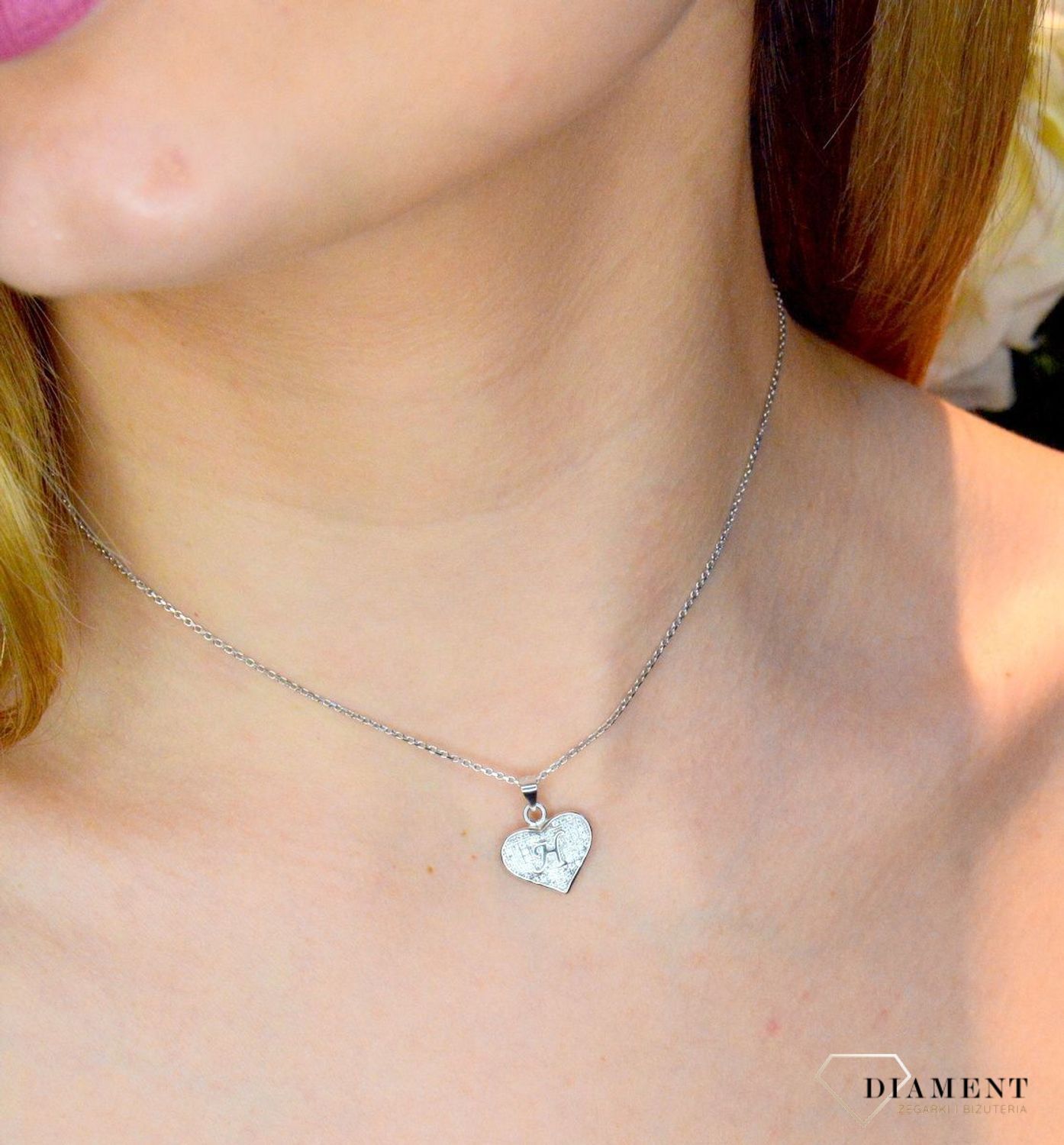 Srebrna zawieszka literka H w serduszku z cyrkoniami DIA-ZAW-8752-H-925.  Zawieszka w kształcie serduszka z literką H w środku wykonana z najwyższej próby srebra. Srebrna zawieszka w kształcie serca wykonana została w próby 92.jpg