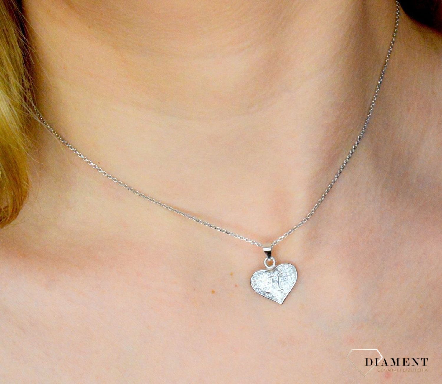 Srebrna zawieszka literka H w serduszku z cyrkoniami DIA-ZAW-8752-H-925.  Zawieszka w kształcie serduszka z literką H w środku wykonana z najwyższej próby srebra. Srebrna zawieszka w kształcie serca wykonana została w próby 92.jpg
