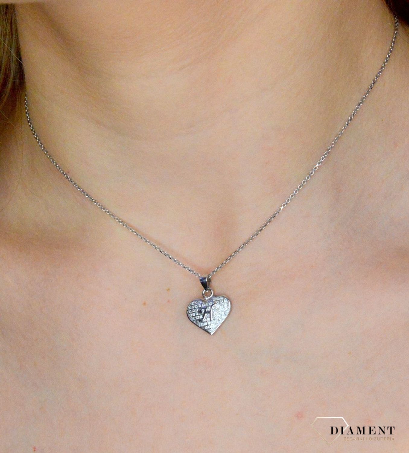 Srebrna zawieszka literka H w serduszku z cyrkoniami DIA-ZAW-8752-H-925.  Zawieszka w kształcie serduszka z literką H w środku wykonana z najwyższej próby srebra. Srebrna zawieszka w kształcie serca wykonana została w próby 92.jpg
