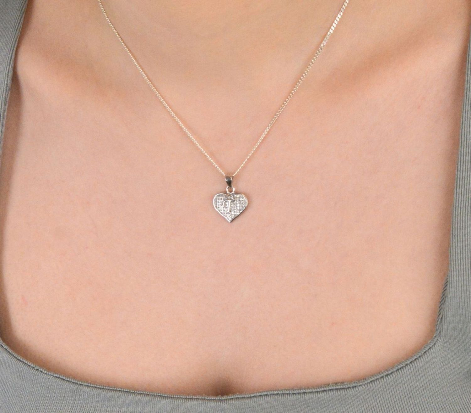 Zawieszka srebrna serce z Literka T zdobione cyrkoniami próba 925, DIA-ZAW-8752-T-925 Piękna i pełna uroku zawieszka w kształcie serca z wkomponowaną literką T.jpg